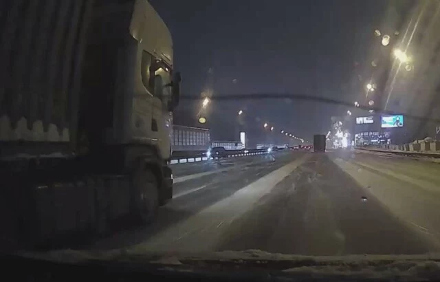  &laquo;Сел в кабину и уехал&raquo;: дальнобойщик скрылся с места ДТП в Подмосковье