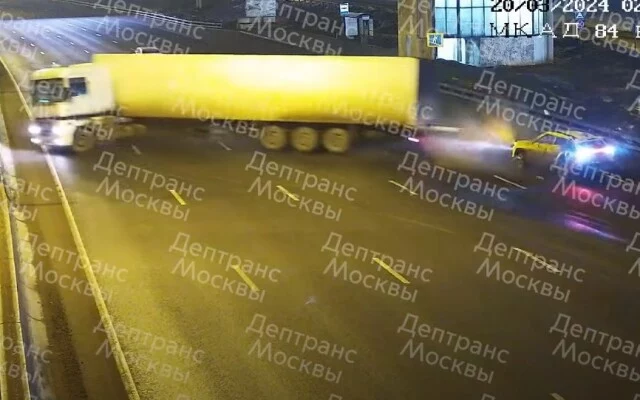  Таксист спровоцировал ДТП с участием фуры на МКАД