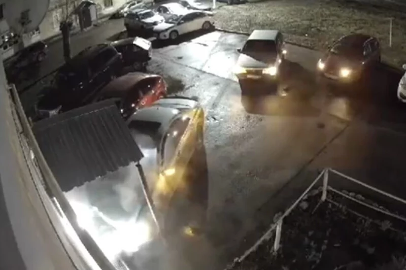  В Подмосковье пьяная женщина на &laquo;Мерседесе&raquo; разбила во дворе 6 машин