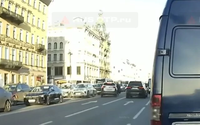  Парень с девушкой перебегали Невский проспект и попали под колеса автомобиля