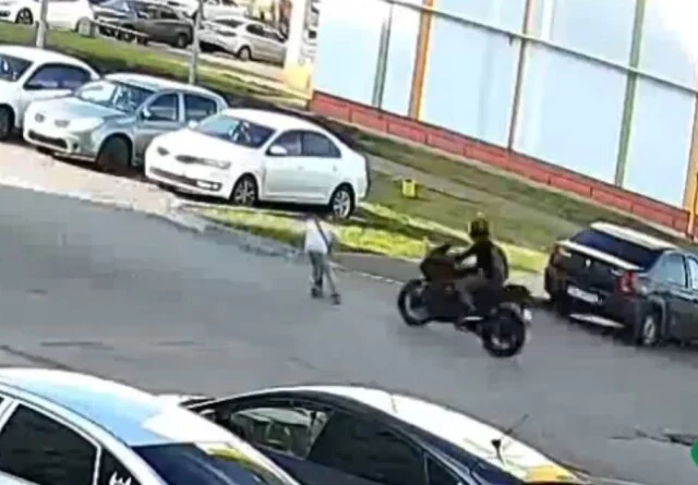  Мотоциклист сбил ребенка на самокате в одном из дворов Нижнекамска