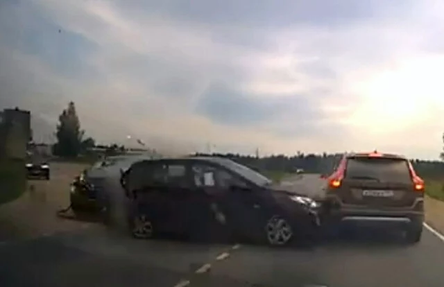  Момент массового ДТП в Подмосковье: водитель &laquo;Соляриса&raquo; собирался повернуть налево, но не успел