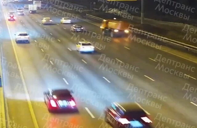  ДТП на МКАД: грузовой автомобиль потерял управление и опрокинулся