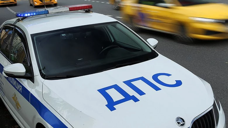 В Москве проехавший на красный свет Mercedes врезался в такси