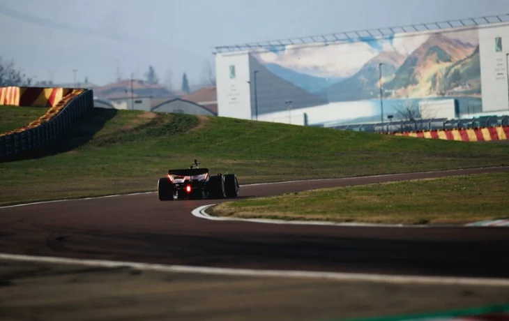 Ferrari показала фотографии SF-24 с шейкдауна во Фьорано