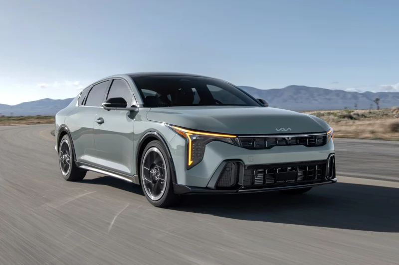 Новый Kia K4 дебютировал в двух кузовах и с двумя типами задней подвески