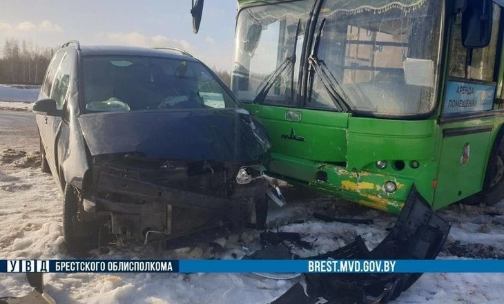 Под Пинском легковушка наехала на пешеходов после столкновения с автобусом