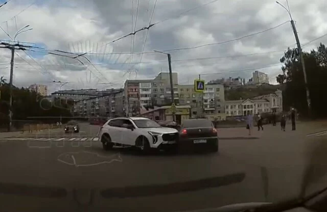  Авария на перекрестке в Мурманске: китайский кроссовер поворачивал налево и не пропустил &laquo;Рено&raquo;