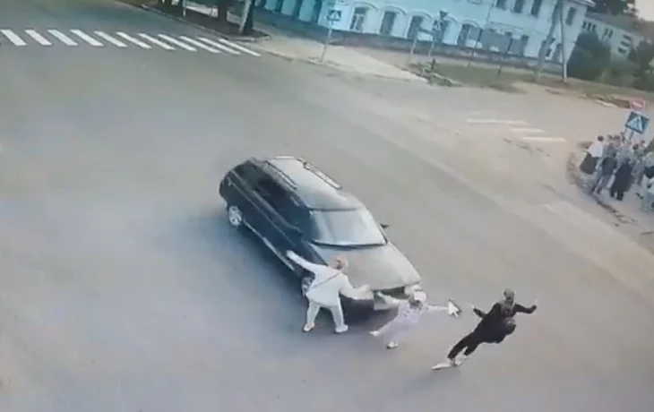  &laquo;Переходила дорогу вместе с мамой и бабушкой&raquo;: в Угличе автомобиль насмерть сбил девочку