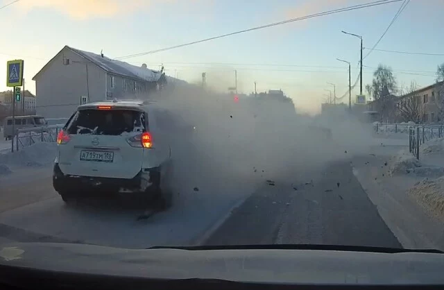  В&nbsp;Салехарде водитель белого кроссовера проехал на красный и столкнулся с черным кроссовером
