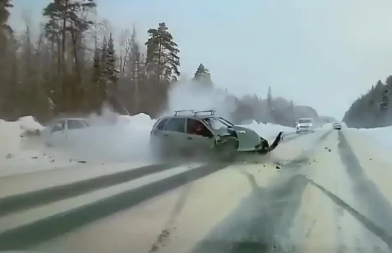  &laquo;Калину&raquo; занесло на встречную полосу: мать и дочь пострадали в ДТП в Марий Эл