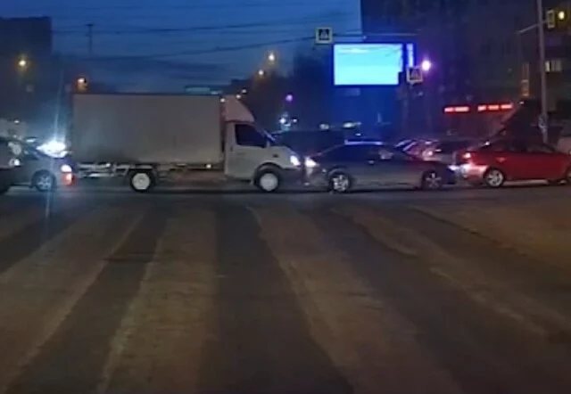  Четыре автомобиля столкнулись на перекрестке в Новосибирске