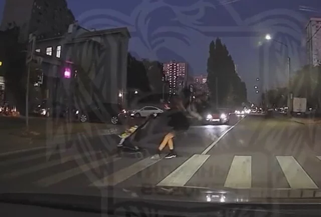  Автомобиль сбил женщину с коляской на пешеходном переходе в Воронеже