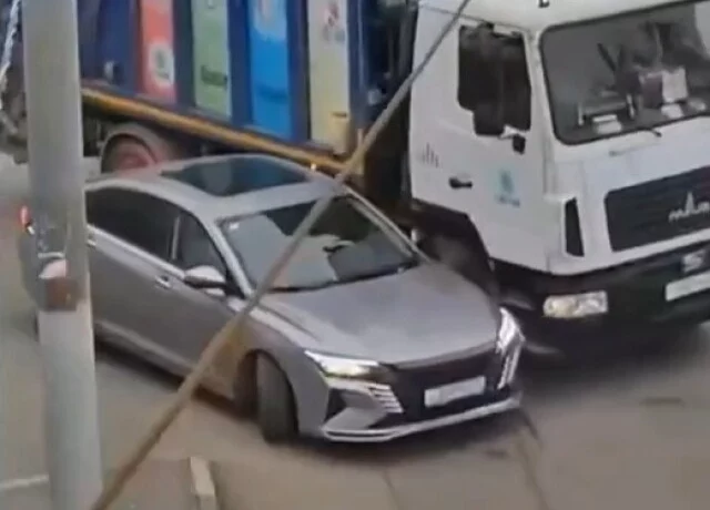  ДТП на перекрестке в Туле: водитель грузовика не заметил легковушку, которая решила под него под