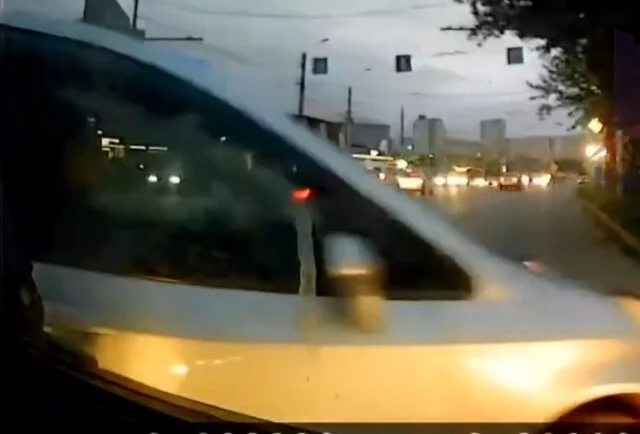  &laquo;Пытался повернуть, но не смог&raquo;: автобус и легковой автомобиль столкнулись в Красноярске