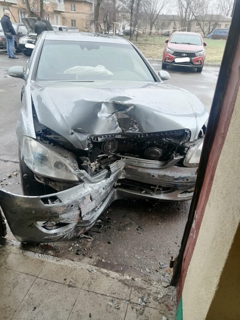 В Подмосковье пьяная женщина на &amp;#171;Мерседесе&amp;#187; разбила во дворе 6 машин