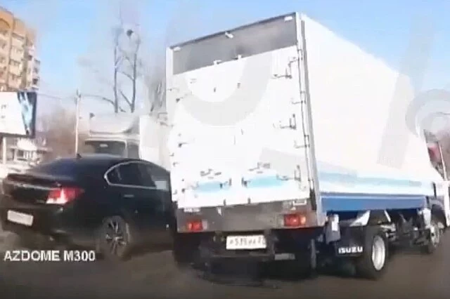  Легковой автомобиль столкнулся с грузовиком на перекрестке в Хабаровске