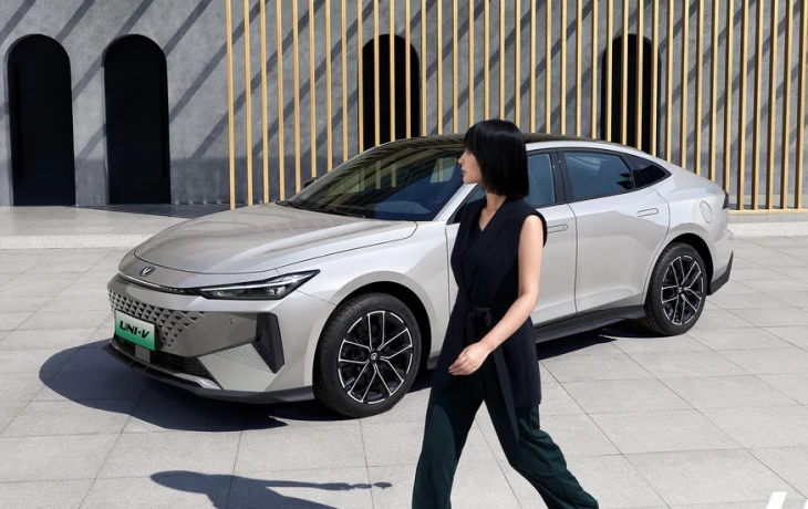 Лифтбек Changan Uni-V пережил рестайлинг: официальные фото