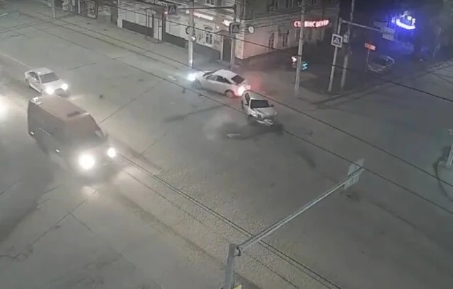  &laquo;Шевроле&raquo; столкнулся с &laquo;Ладой&raquo; в Саратове: пострадали две девушки