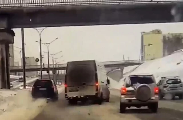  В Новосибирске женщина устроила ДТП, перестраиваясь в соседнюю полосу