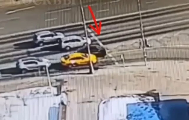  В Москве школьница перебегала дорогу в неположенном месте и попала под колеса машины