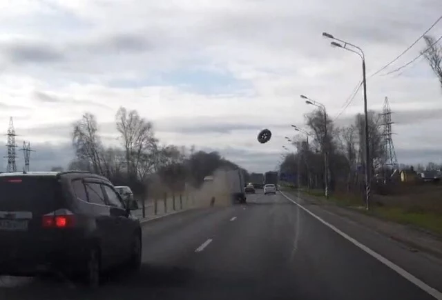  &laquo;Всем повезло&raquo;: &laquo;Газель&raquo; потеряла колеса на трассе в Подмосковье