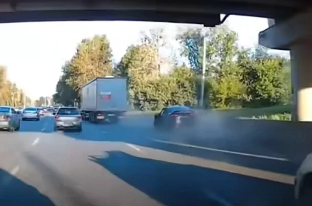  &laquo;Прервал свой полёт&raquo;: в Новосибирске лихач на Subaru врезался в фуру