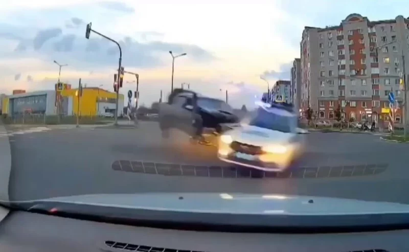  Пикап столкнулся с машиной ДПС в Великом Новгороде: пострадали двое полицейских