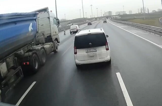  &laquo;День дурака&raquo; в Санкт-Петербурге: &laquo;учителя&raquo; едва не спровоцировали ДТП на КАД