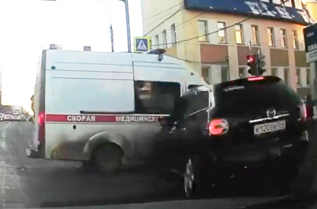  Водитель автомобиля Mazda CX-7 не пропустил скорую помощь на перекрестке в Новосибирске