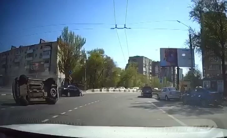  Renault перевернулся от столкновения с Mitsubishi на перекрестке в Ростове-на-Дону