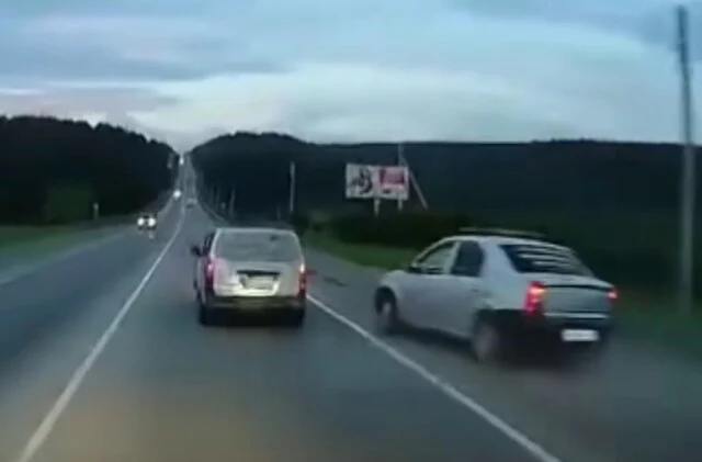  Водитель &laquo;Логана&raquo; пытался опередить всех по обочине и улетел в кювет