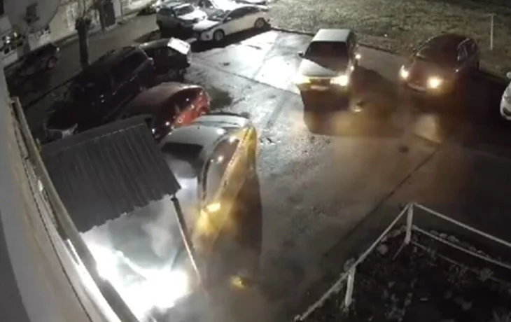  В Подмосковье пьяная женщина на &laquo;Мерседесе&raquo; разбила во дворе 6 машин